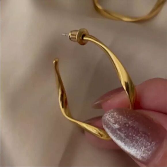 #11 🎉RESTOCKED Vintage 18k Gold/Sterling Twisted C Shape Hoop Earrin… - Picture 2 of 6